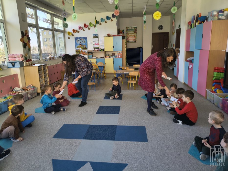 Biblioteka Gorlice, Książka i róża bibliotekarki rozdają dzieciom pamiątkowe zakładki-kolorowanki